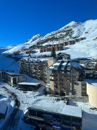 Au cœur de la station, au pied des pistes, parking