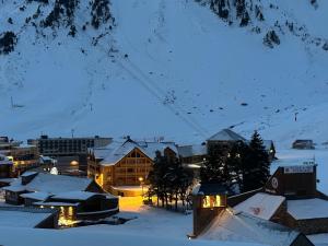 Au cœur de la station, au pied des pistes, parking