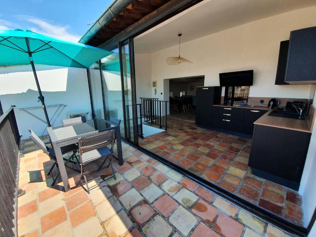 Appartement Au cœur du centre historique - Immeuble classé - Terrasse sur les toits 2ème étage 14 Rue de l'Aspic 30000 Nîmes