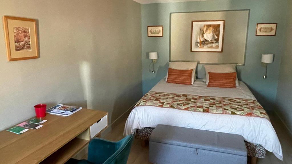 Au cœur du vieux Toulon au calme appartement rénové climatisé confortable étage élevé avec ascenseur proche parking et toutes commodités 5°étage 49 Cours Lafayette, 83000 Toulon