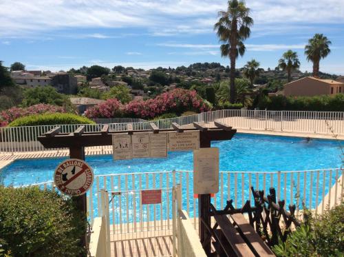 Au calme dans hameau fleuri joli Studio 3 pers piscine parking wi-fi