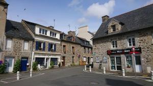 Au calme sur le port de plaisance et le GR34