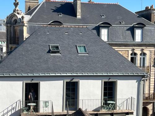 AU COEUR DE VANNES - VUE SUR LES REMPARTS - 2 CH