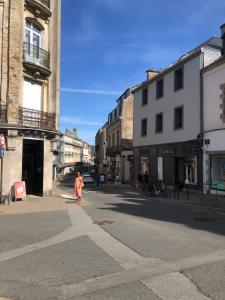 AU COEUR DE VANNES - VUE SUR LES REMPARTS - 2 CH