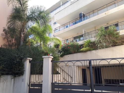 Au Floraly Cagnes-sur-Mer 5 mn à pied gare SNCF et gare routière