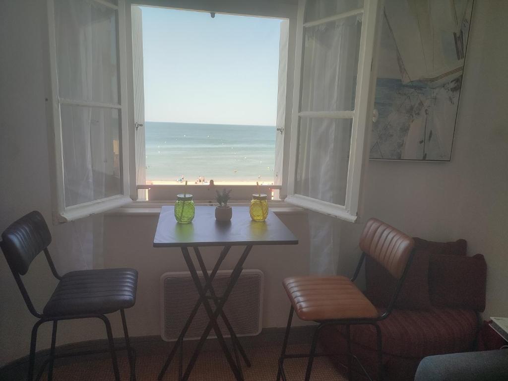 Au Paradis de la Mer A 10m de la mer 34 Avenue de la République Etg 2, 14640 Villers-sur-Mer