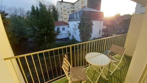 Au petit repère palois -studio - centre ville-balcon-WIFI FIBRE