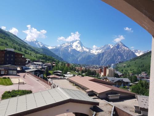 Au pied des pistes avec panorama sur les montagnes