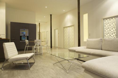 Ausone Beautiful loft apartment in historical center + terrace and parking