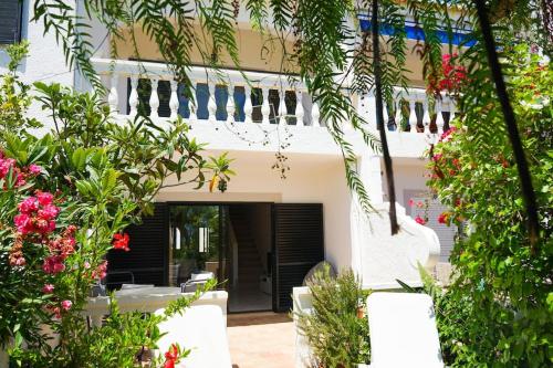 Authentic 2-bedroom beach house at Meia Praia