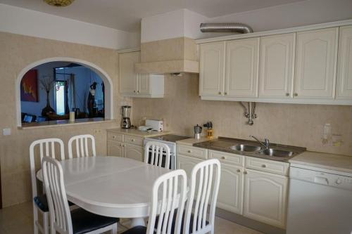 Authentic 2-bedroom beach house at Meia Praia