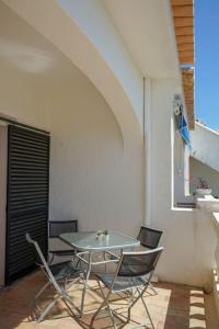 Authentic 2-bedroom beach house at Meia Praia
