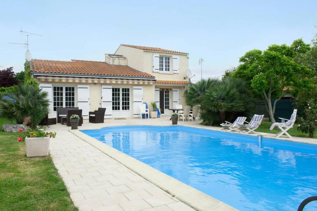 Authentic 2-bedroom beach house at Meia Praia