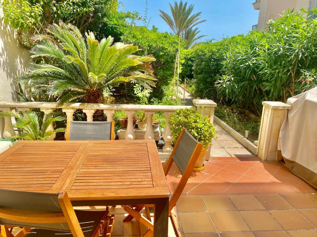Authentic and beautiful one bedroom apartment Seafront with Garden Cannes 113 Avenue de Lérins, 06400 Cannes