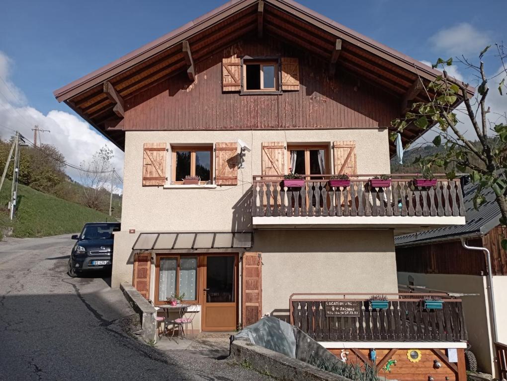 AUX 4 SAISONS 88 route du NANT BLANC 74230 LE BOUCHET MONT CHARVIN, 74230 La Savatte