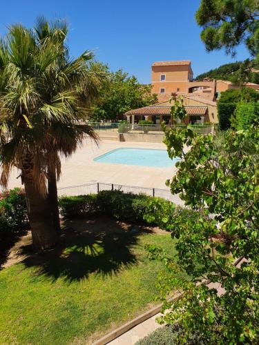 Aux ISSAMBRES Appartement dans résidence avec Piscine