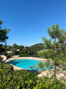 Aux ISSAMBRES Appartement dans résidence avec Piscine