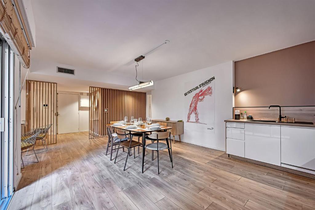 Appartement Aux MARCHES DU PALAIS - SPACIEUX - TERRASSE - WIFI 10 Rue Puits de la Reille 84000 Avignon