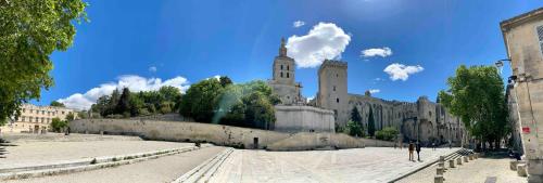 Appartement aux pieds du Palais des Papes. Avignon france