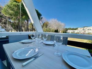 AVALON - P2 quartier golf à 15 min des plages, WIFI, parking
