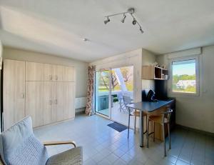 AVALON - P2 quartier golf à 15 min des plages, WIFI, parking