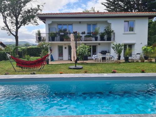 Appartement avec cuisine et grande piscine chauffée Hendaye france