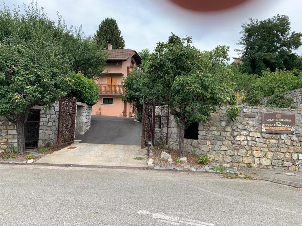 Appartements appartement avec Jacuzzi hammam sauna privatisé au rez de chaussée ds maison à Voglans à 2 kilomètres du lac du bourget en Savoie entre Chambéry et Aix les Bains cure thermale 299 Rue Bouvard Dessous, 73420 Voglans