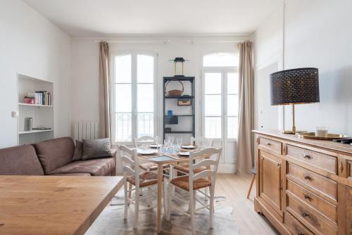 Aviso - appartement magnifique vue mer - plage à 50 m