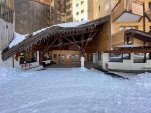 Avoriaz beau 2P falaise confort skis aux pied proche parking
