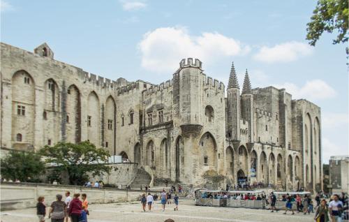 Awesome apartment in Avignon with WiFi, Outdoor swimming pool and Heated swimming pool