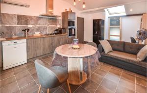 Awesome apartment in Avignon with WiFi, Outdoor swimming pool and Heated swimming pool