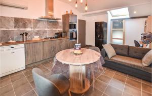 Awesome apartment in Avignon with WiFi, Outdoor swimming pool and Heated swimming pool