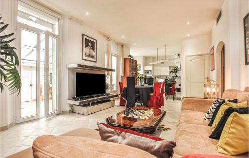 Awesome apartment in Cannes with 3 Bedrooms and Internet