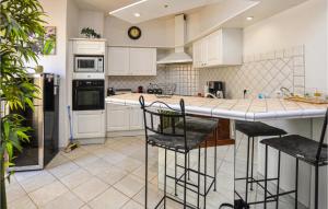 Awesome apartment in Cannes with 3 Bedrooms and Internet
