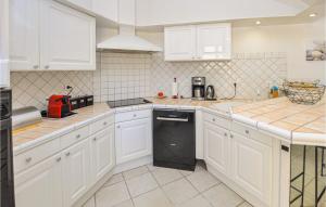 Awesome apartment in Cannes with 3 Bedrooms and Internet