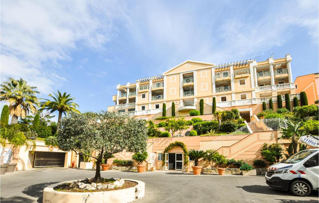 Awesome apartment in Cannes with Outdoor swimming pool and 2 Bedrooms , 06400 Cannes