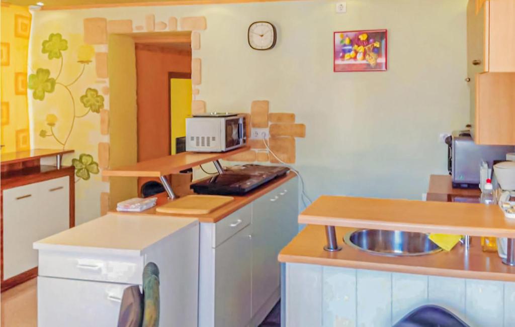 Awesome apartment in Espenau OT Mnchehof with 3 Bedrooms and WiFi , 34314 Mönchehof