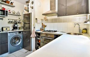 Awesome apartment in Orange with WiFi and 2 Bedrooms