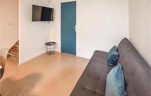 Awesome apartment in Saint-Martin-sur-Lavez with Internet and 2 Bedrooms