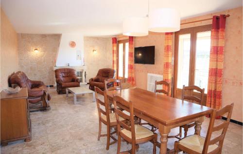 Awesome apartment in Valreas with 4 Bedrooms, WiFi and Outdoor swimming pool