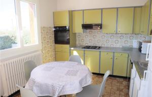 Awesome apartment in Valreas with 4 Bedrooms, WiFi and Outdoor swimming pool