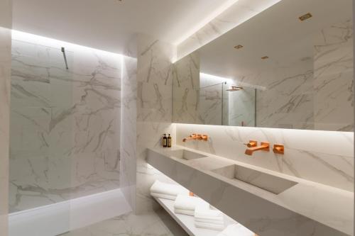 Azor Central Lodge