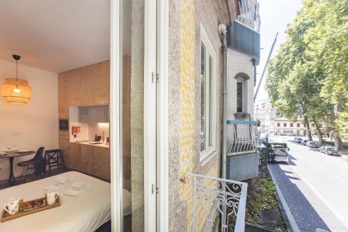 Bakers Square Studio w/ AC by LovelyStay