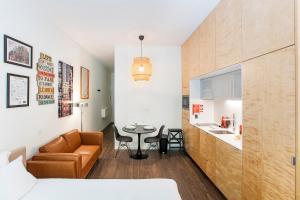 Bakers Square Studio w/ AC by LovelyStay