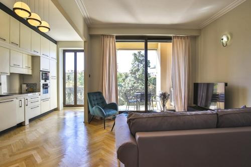 Balcon vue Coulée Verte. Luxe Plein cœur de Nice
