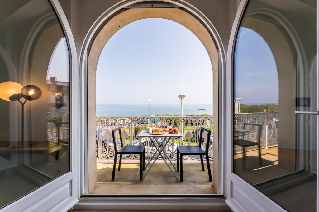 Appartement BALEA KEYWEEK Seafront Duplex Apartment with Balcony Garage in Biarritz 8 Rue Grande Atalaye 64200 Biarritz