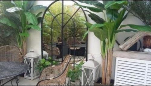 BANDOL Magnifique appartement en RDC cour sans vis à vis 5mn plage