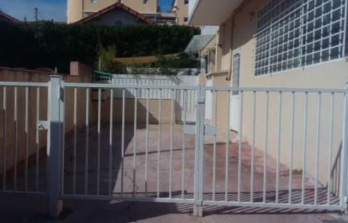 BANDOL Magnifique appartement en RDC cour sans vis à vis 5mn plage