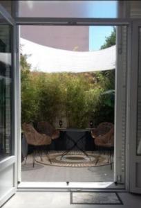 BANDOL Magnifique appartement en RDC cour sans vis à vis 5mn plage