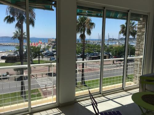 Bandol, vue panoramique sur la mer, la plage, le port